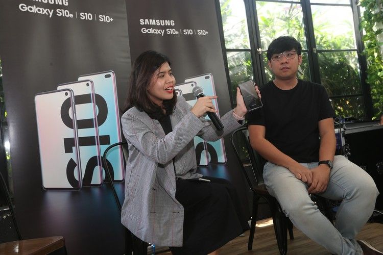 Annisa Maulina, Product Marketing Manager Samsung Mobile dan Yandy Laurens, Sutradara Muda Indonesia menjelaskan fitur Infinity-O Display dengan Dynamic AMOLED screen