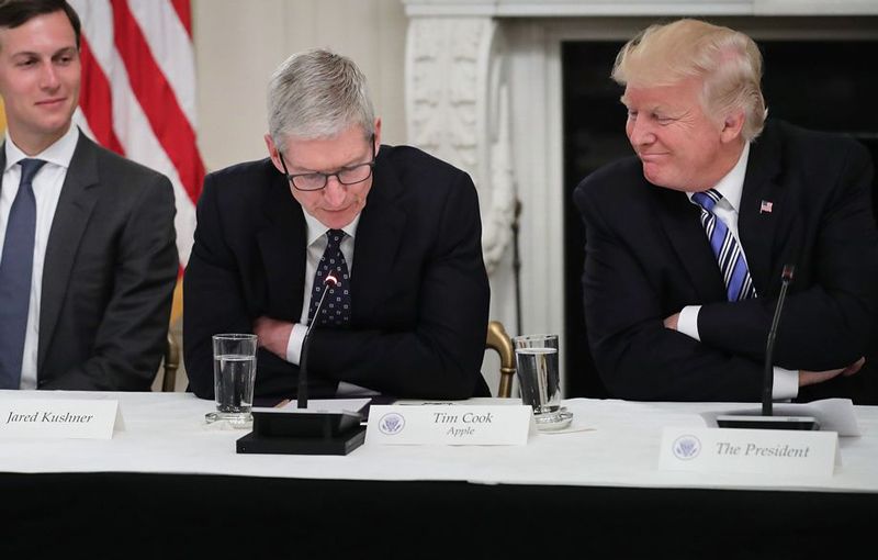 Tim Cook dan Trump, Image by The Verge