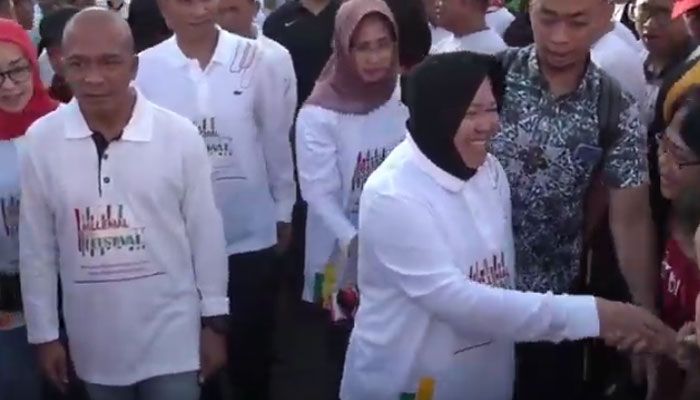Walikota Risma salami pengunjung Millenial Road Safety Festival di Monumen Polri Jalan Darmo  