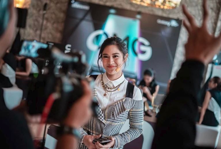 Dian Sastro di peluncuran Samsung S10