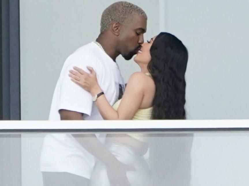 Kim Kardashian dan Kanye West sedang berciuman di balkon