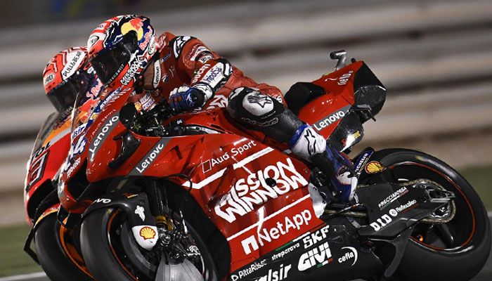 Andrea Dovizioso (04) fight dengan Marc Marquez