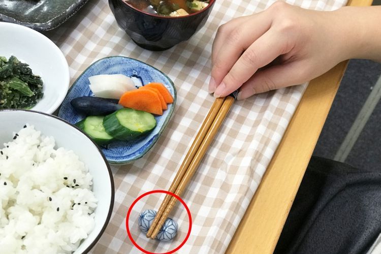 Cara menggunakan sumpit yang benar