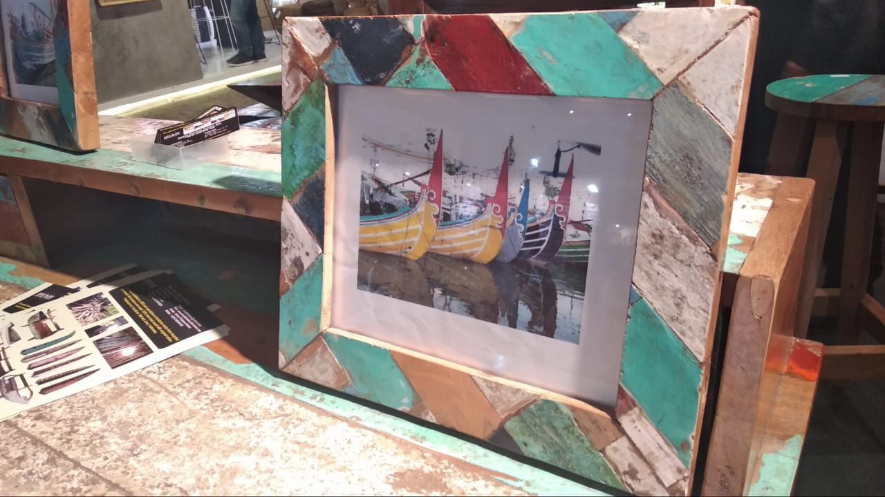 Furnitur dari daur ulang kayu perahu