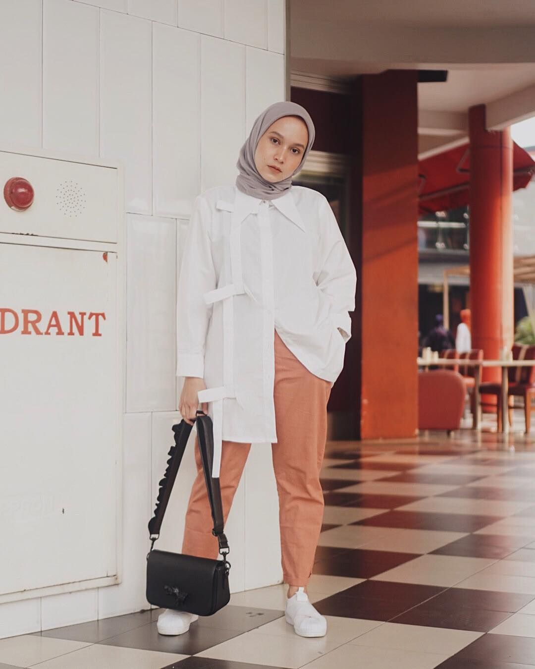 Outfit kemeja putih wanita hijab