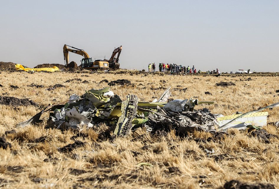 Suasana evakuasi di lokasi jatuhnya pesawat Ethiopia Airlines di kawasan Bishoftu, sebuah kota sekitar 60 kilometer tenggara Addis Ababa, Ethiopia, Senin (11/3/2019). Sebanyak 157 orang terdiri dari penumpang dan kru pesawat Ethiopian Airlines dipastikan tewas setelah Boeing 737-8 MAX yang membawa m