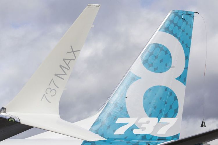 Ekor dan sayap pesawat generasi terbaru Boeing 737 MAX 8 mendarat di Boeing Field seusai menyelesaikan terbang pertamanya di Seattle Washington, Amerika Serikat, 29 Januari 2016.
