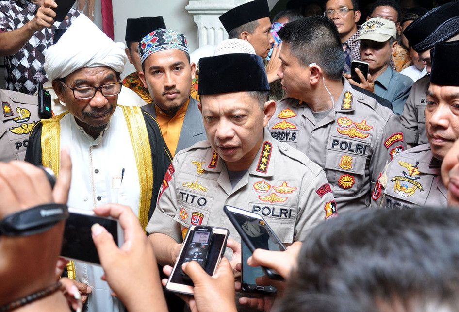 Kapolri Jenderal Pol Tito Karnavian memberikan keterangan terkait penangkapan terduga teroris kepada wartawan usai menghadiri acara silaturahmi di Pondok Pesantren Al Kautsar Medan, Sumatera Utara, Selasa (12/3/2019) malam. Kapolri mengatakan para pelaku terduga teroris di Sibolga dan Lampung merupa
