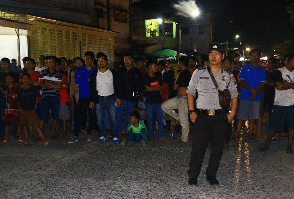 Warga menyaksikan lokasi terjadinya ledakan yang diduga bom saat penggerebekan terduga teroris di kawasan Jalan KH Ahmad Dahlan, Pancuran Bambu, Sibolga Sambas, Kota Siboga,  Sumatera Utara, Selasa (12/3/2019). Ledakan  diduga terkait pengangkapan terduga pelaku terorisme berinisial Hu alias AH di S