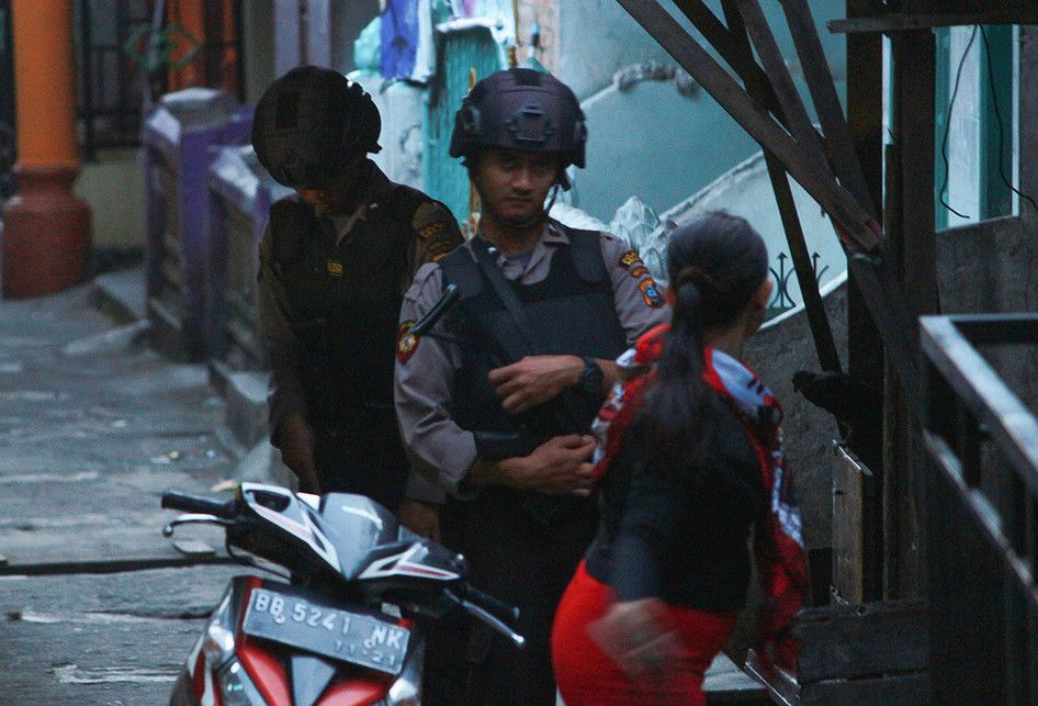 Petugas kepolisian berjaga di lokasi terjadinya ledakan yang diduga bom di kawasan Jalan KH Ahmad Dahlan, Pancuran Bambu, Sibolga Sambas, Kota Siboga,  Sumatera Utara, Selasa (12/3/2019). Ledakan diduga terkait penangkapan terduga pelaku terorisme berinisial Hu alias AH di Sibolga, Sumut oleh Densus