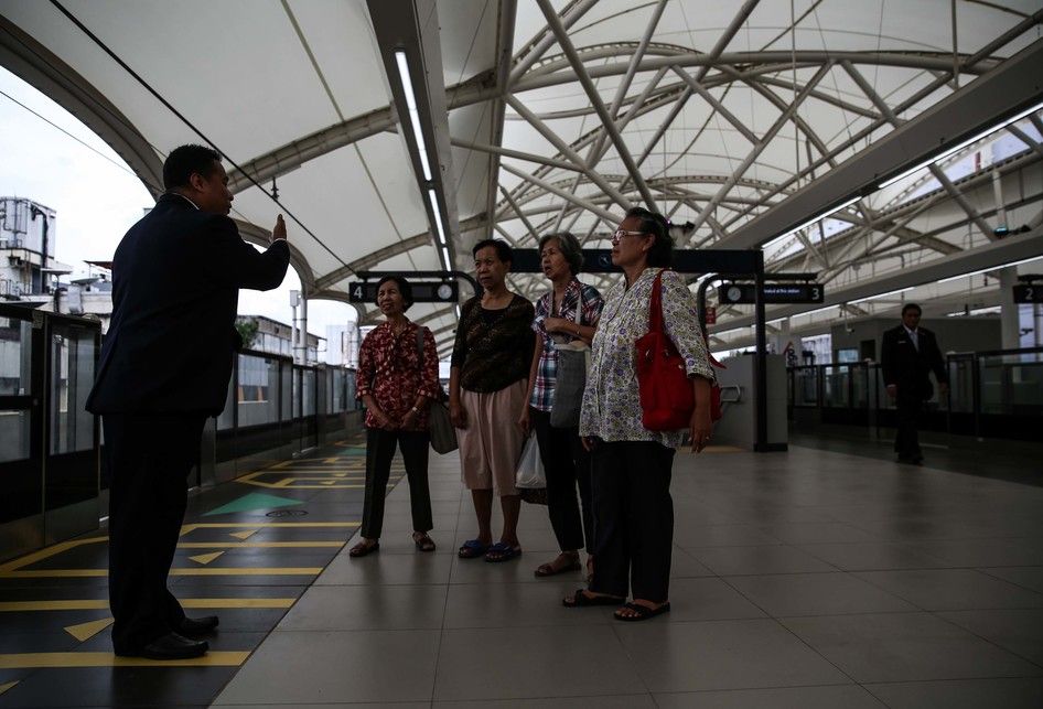 Suasana masyarakat saat mengikuti kegiatan uji coba kereta MRT fase 1 lintas Lebak Bulus-Bundaran Hotel Indonesia (HI) di Jakarta, Selasa (12/3/2019). Uji coba publik kereta MRT fase 1 dilakukan mulai 12-23 Maret 2019. Hingga 11 Maret, tercatat 184.738 orang yang mendaftar untuk mengikuti rangkaian 