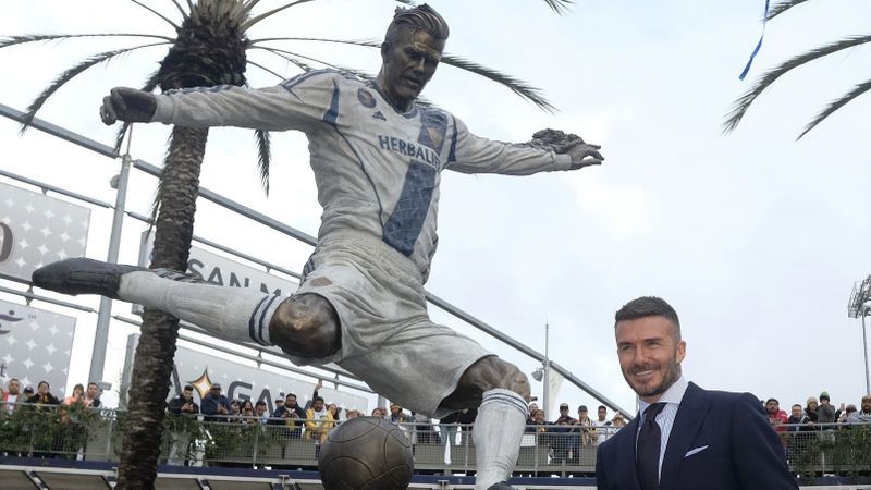 David Beckham dan patung dirinya yang diresmikan pada 2 Maret 2019