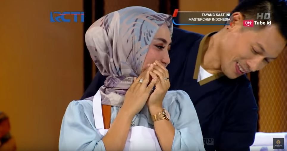 Momen Chef Juna memakaikan celemek ke salah satu peserta masterchef Indonesia, Yulita.