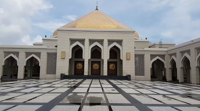 Masjid milik Haji Isam tampak luar