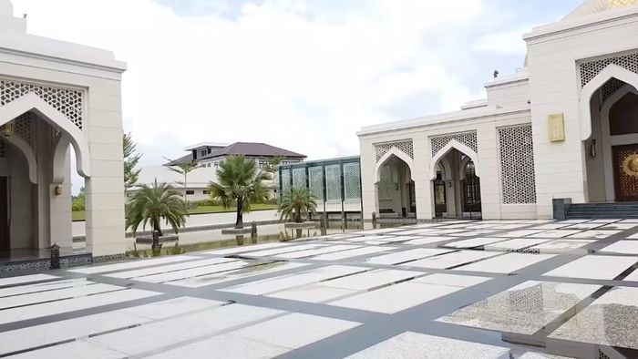 Halaman masjid Al Falah