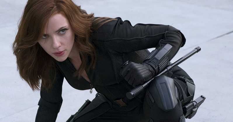 Black Widow bertarung di bandara pada Captain America: Civil War