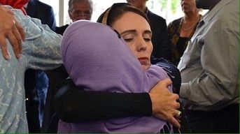 Jacinda memeluk keluarga korban serangan teroris. 
