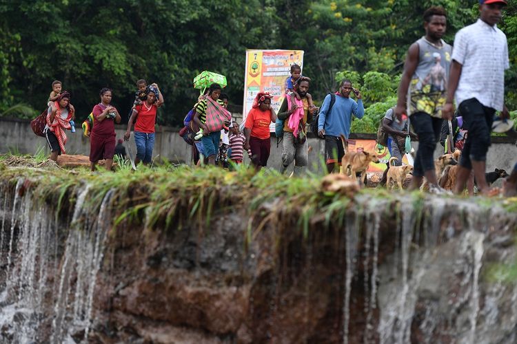 Warga mengungsi akibat banjir bandang di Sentani, Jaya Pura, Papua, Senin (18/3/2019). Akibat banjir bandang yang melanda Sentani sejak Sabtu (16/3) lalu, sedikitnya empat ribu warga mengungsi di sejumlah posko pengungsian. 
