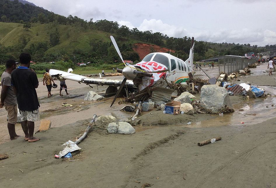 Sebuah pesawat rusak akibat terjangan banjir bandang di Sentani, Kabupaten Jayapura, Papua, Minggu (17/3/2019). Jumlah korban bencana banjir bandang yang terjadi pada Sabtu (16/3/2019) malam kemarin, hingga data yang masuk pada Minggu sore, terus bertambah menjadi 63 orang.