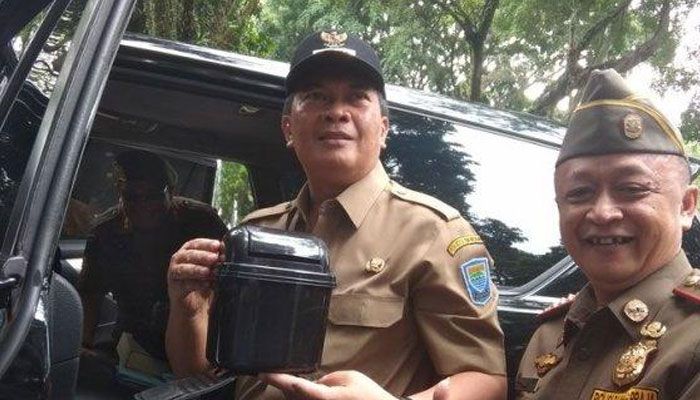 Kena razia tempat sampah, Wali Kota Bandung Oded M Danial tunjukkan tempat sampah dari dalam mobilnya 