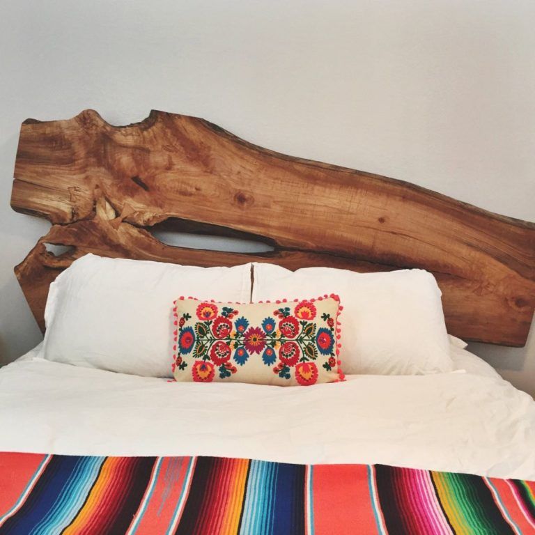 Headboard dari kayu unik