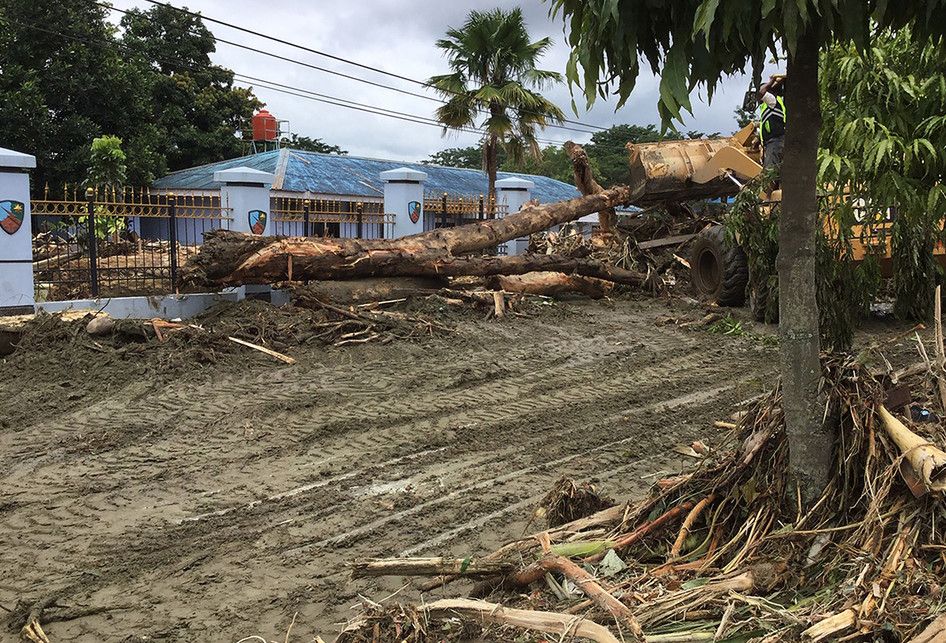 Puing-puing akibat terjangan banjir bandang di Sentani, Kabupaten Jayapura, Papua, Minggu (17/3/2019). Jumlah korban bencana banjir bandang yang terjadi pada Sabtu (16/3/2019) malam kemarin, hingga data yang masuk pada Minggu sore, terus bertambah menjadi 63 orang.