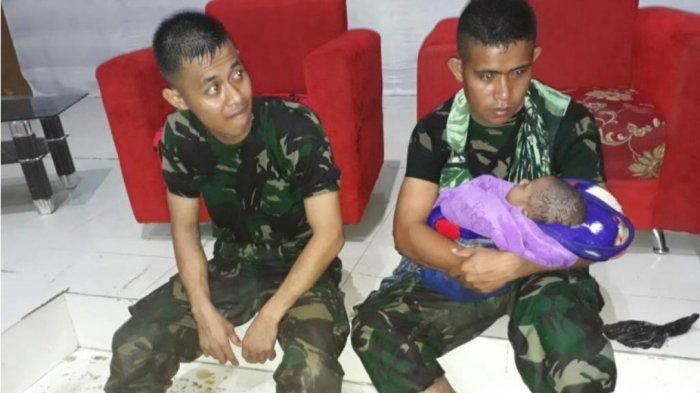 Prajurit TNI selamatkan bayi 6 bulan saat banjir Jayapura, Minggu (17/3/2019).