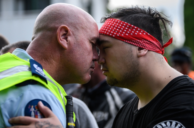 Anggota geng motor melakukan sapaan 'hongi', menyentuh hidung.