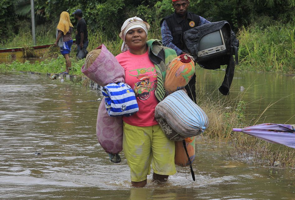 Warga mengamankan barang berharga dari rumahnya yang rusak akibat banjir bandang Sentani di Kampung Yoka, Jayapura, Papua, Selasa (19/3/2019). Berdasarkan data BNPB sebanyak 89 orang meninggal akibat banjir bandang yang melanda Sentani sejak Sabtu (16/3) lalu dan sedikitnya enam ribu orang mengungsi