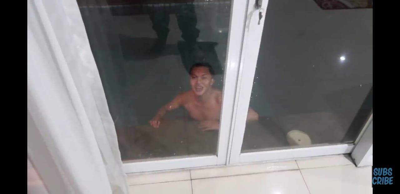 Kolam renang ini hanya dibatasi pintu kaca