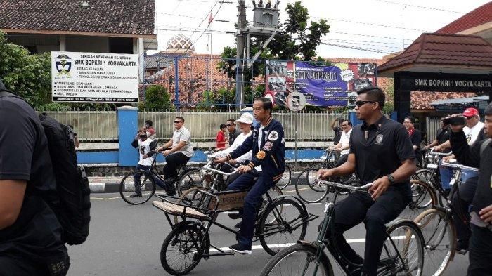 Capres nomor urut 01 Jokowi menggunakan sepeda onthel yang berbeda dengan rombongan. 