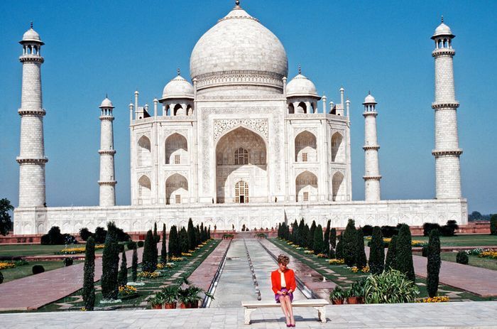 Lady Diana sendirian di Taj Mahal