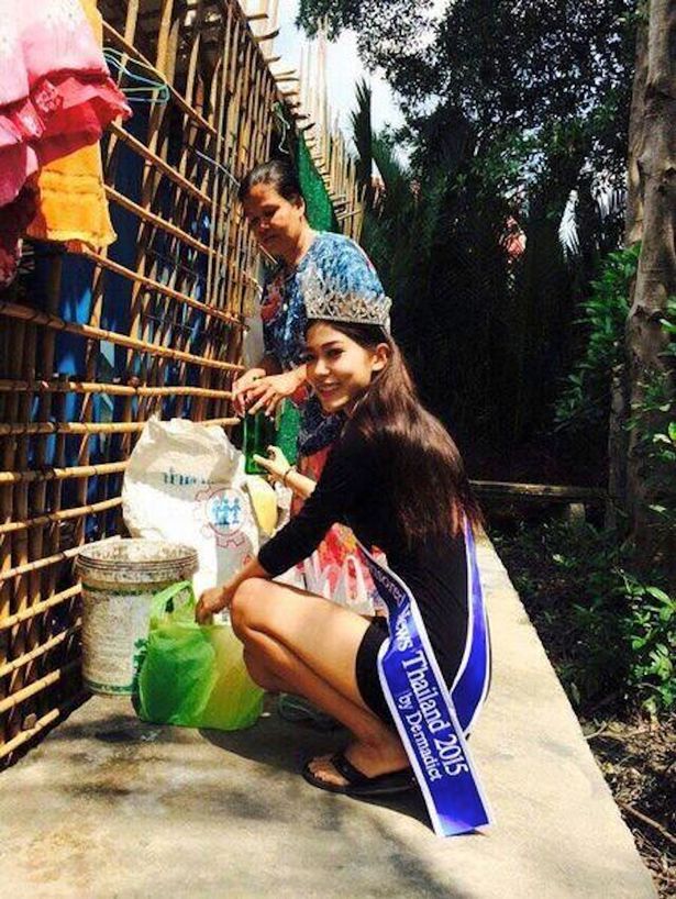 Pemenang Miss Uncensored News Thailand Berlutut di Kaki Ibunya