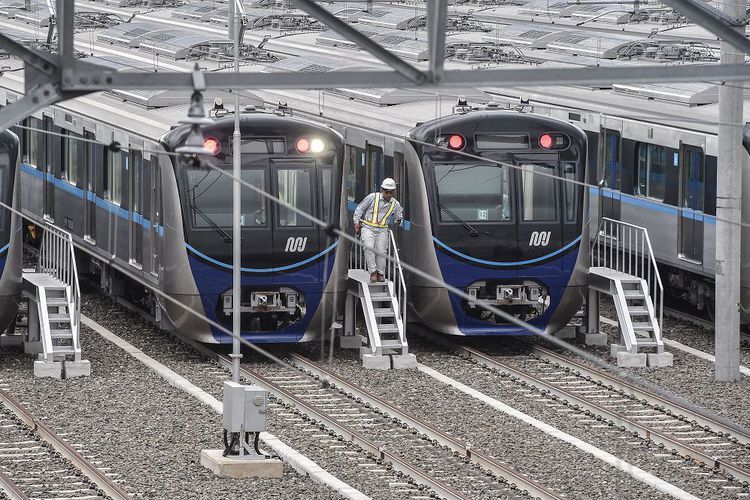 Petugas melakukan pengecekan kereta Mass Rapid Transit (MRT) di Stasiun Lebak Bulus, Jakarta, Kamis (17/1/2019).