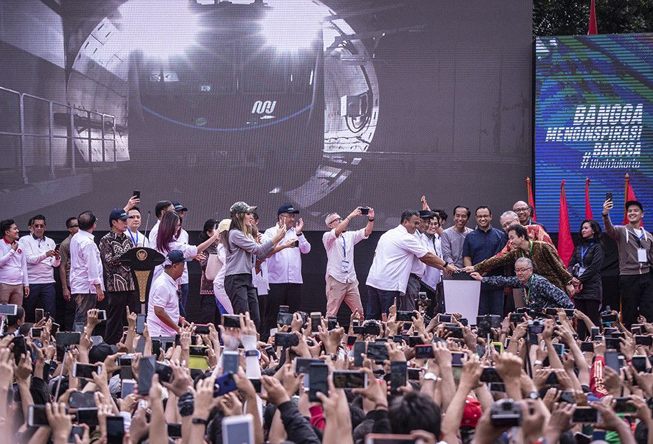 Presiden Joko Widodo didampingi pejabat terkait menekan tombol saat meresmikan MRT Jakarta, di kawasan Bundaran HI, Jakarta, Minggu (24/3/2019). Moda Raya Terpadu (MRT) Jakarta Fase 1 dengan rute Bundaran HI - Lebak Bulus resmi beroperasi.