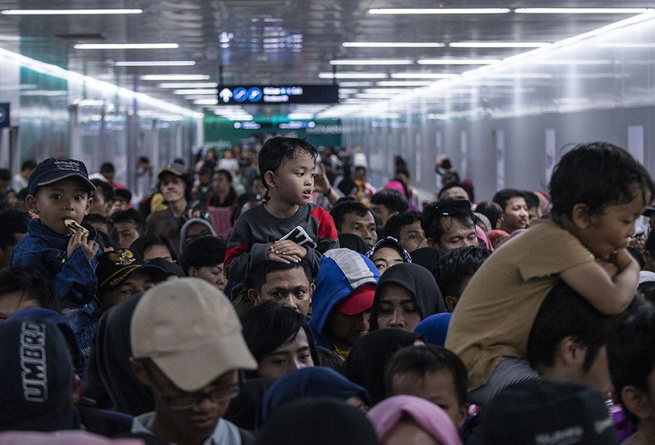 Warga mengantri untuk menaiki kereta MRT di Stasiun MRT Bundaran HI, Jakarta, Minggu (24/3/2019). Moda Raya Terpadu (MRT) Jakarta Fase 1 dengan rute Bundaran HI - Lebak Bulus resmi beroperasi sejak diresmikan oleh Presiden Jokowi, Minggu hari ini.