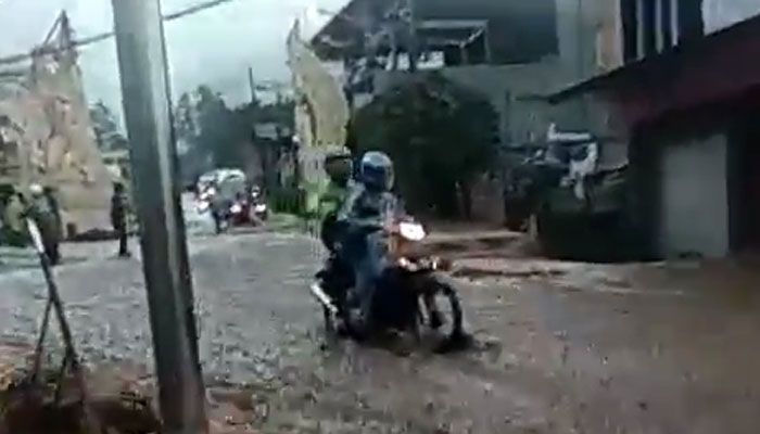 Banjir di tanjakan menuju arah Gedong Songo, Semarang 