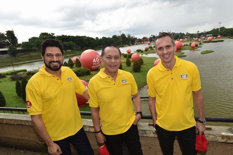 CEO Indosat Ooredoo, Chris Kanter, Haroon S. Hameed (Director), dan Chief Technology and Information Officer, Dejan Kastelic (tengah) di acara update Jaringan 4G Plus Indosat Ooredoo di TMII