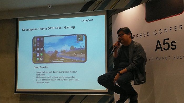 Public Relations Manager Oppo Indonesia, Aryo Meidianto, sedang menjelaskan fitur Smart Game Bar