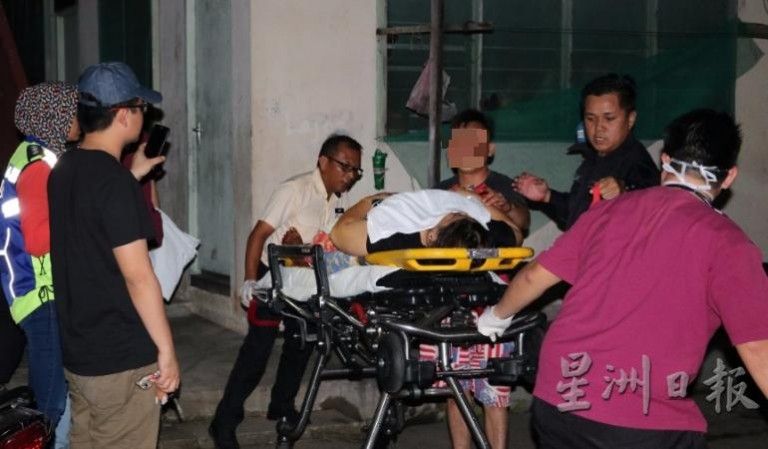 Korban dilarikan ke rumah sakit. 