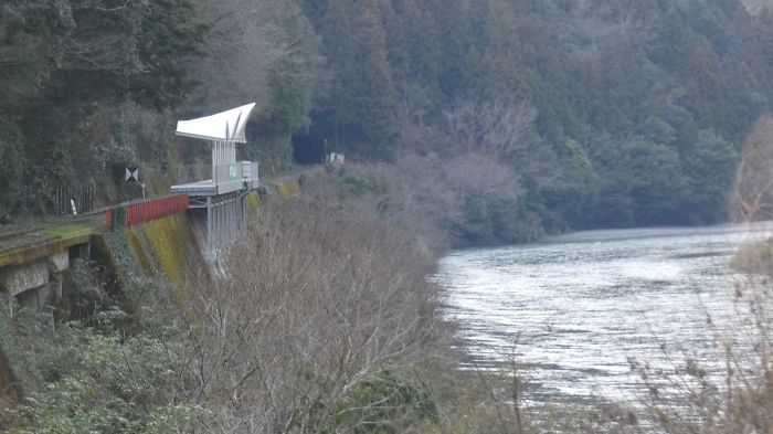 Stasiun ini terletak di pegunungan dan sungai