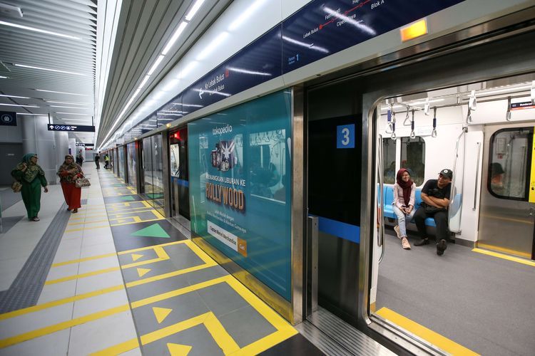 Suasana Stasiun MRT Bundaran Hotel Indonesia, Jakarta, Senin (25/3/2019). MRT Jakarta resmi beroperasi setelah diresmikan Presiden Joko Widodo pada Minggu (24/3/2019). Layanan pada fase operasi tidak berbayar dari Stasiun Lebak Bulus hingga ke Stasiun Bundaran HI akan dimulai pada pukul 05.30 WIB hi