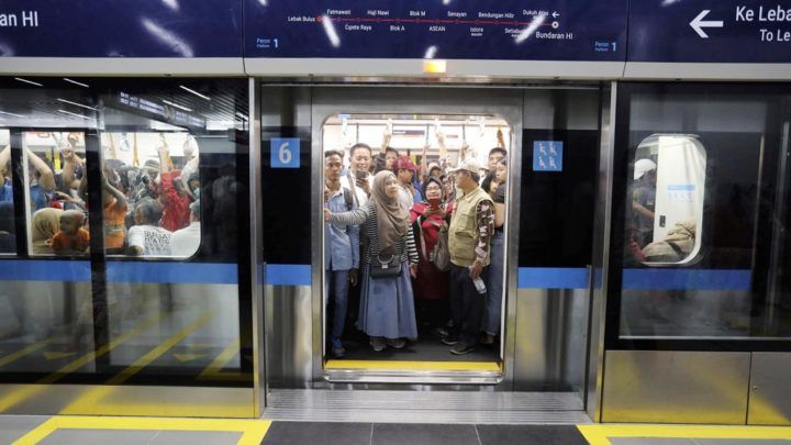 Warga menaiki kereta Moda Raya Terpadu (MRT) Ratangga di Stasiun MRT Bundaran HI, Jakarta, Minggu (24/3/2019). MRT Jakarta Fase 1 rute Bundaran HI - Lebak Bulus  diresmikan oleh Presiden Jokowi.  KOMPAS/RIZA FATHONI (RZF) 24-03-2019