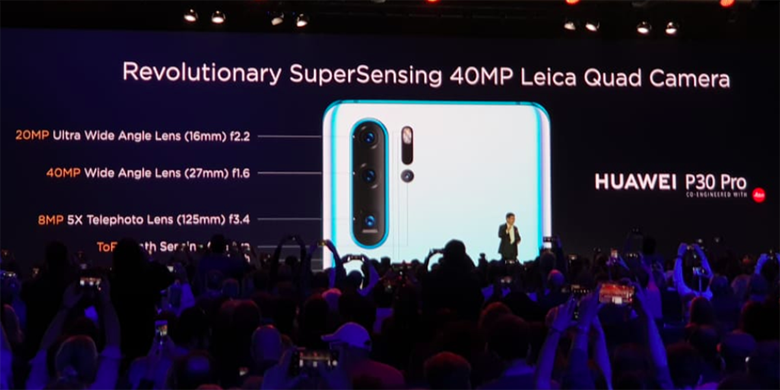 CEO Huawei Consumer Business Group Richard Yu memperkenalkan empat kamera Huawei P30 Pro dalam acra peluncuran di Paris, Perancis, Selasa (26/3/2019)