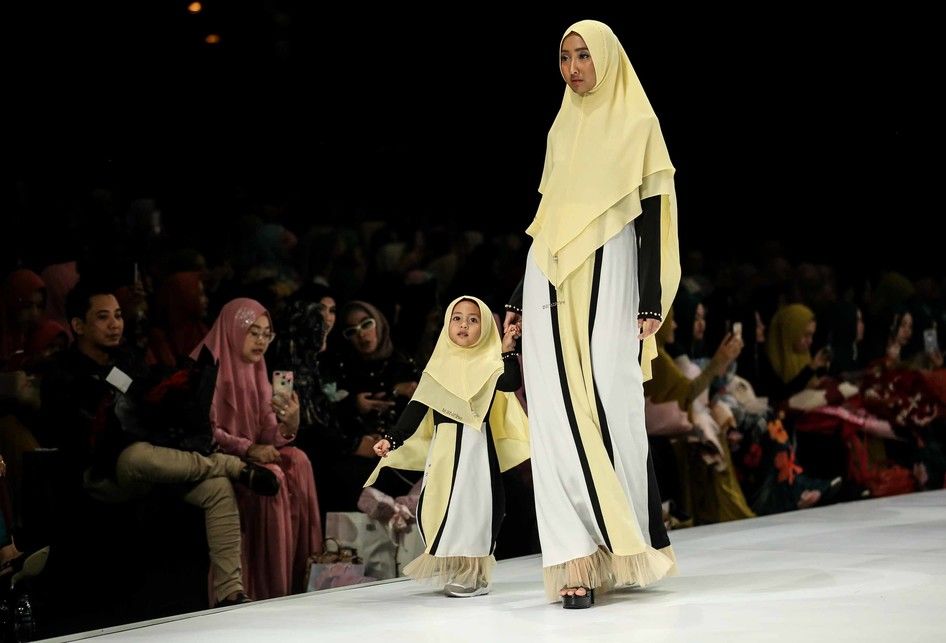 Model mengenakan busana rancangan Zunazarine dengan tema Modest In Style saat Indonesia Fashion Week 2019 di Jakarta Convention Center (JCC), Jakarta, Rabu (27/3/2019). Ajang fashion terbesar se-Indonesia ini digelar mulai 27 Maret - 31 Maret 2019 dengan tema Cultural Values.