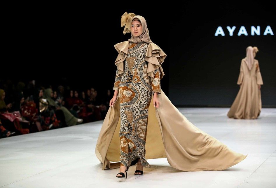 Model mengenakan busana rancangan Ayana Makayla dengan tema Modest In Style saat Indonesia Fashion Week 2019 di Jakarta Convention Center (JCC), Jakarta, Rabu (27/3/2019). Ajang fashion terbesar se-Indonesia ini digelar mulai 27 Maret - 31 Maret 2019 dengan tema Cultural Values.