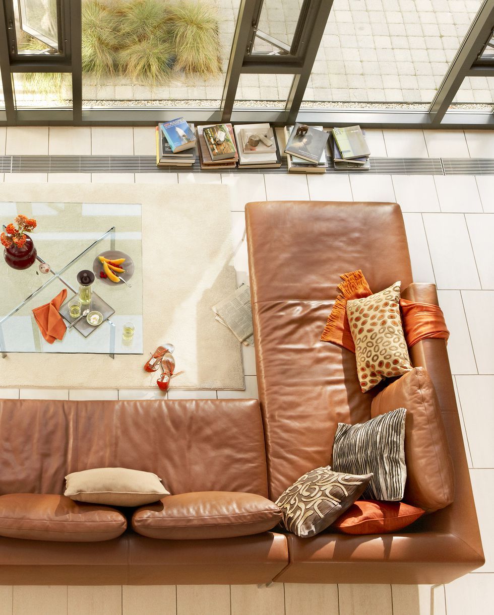 Kamu bisa mendapatkan sofa kulit dengan kulit asli