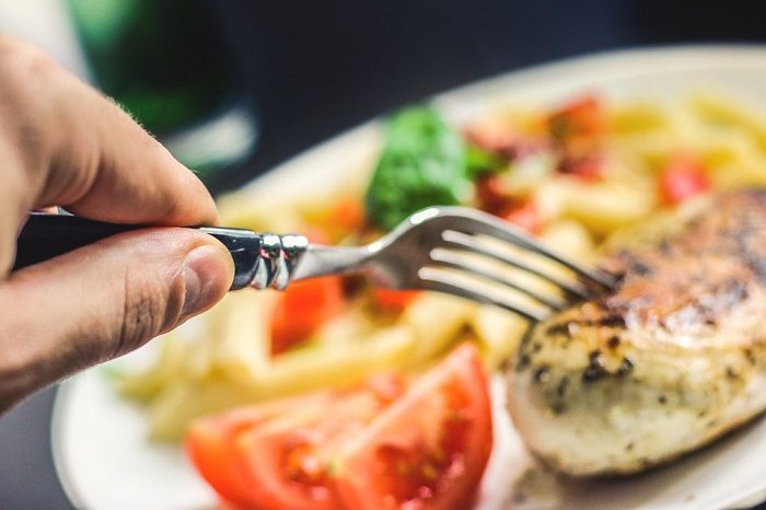 Penduduk Amerika dan Eropa lebih sering makan menggunakan garpu