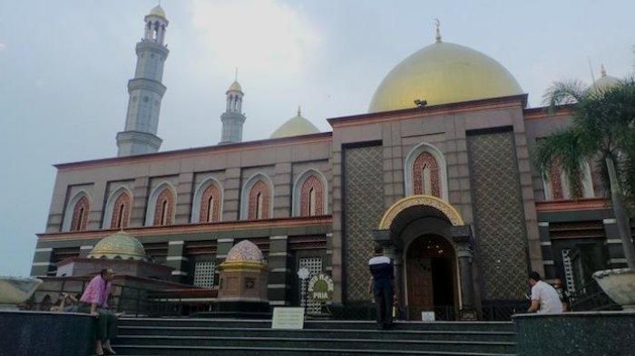 Tampilan Masjid Kubah Emas yang terlihat mewah dan elegan