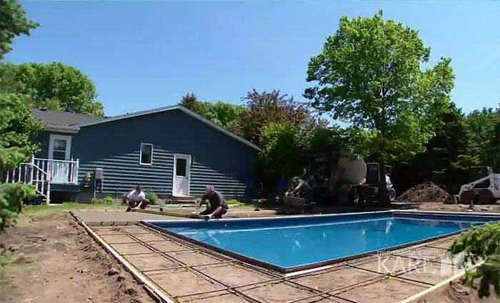 Proses pembuatan kolam renang di halaman belakang rumah